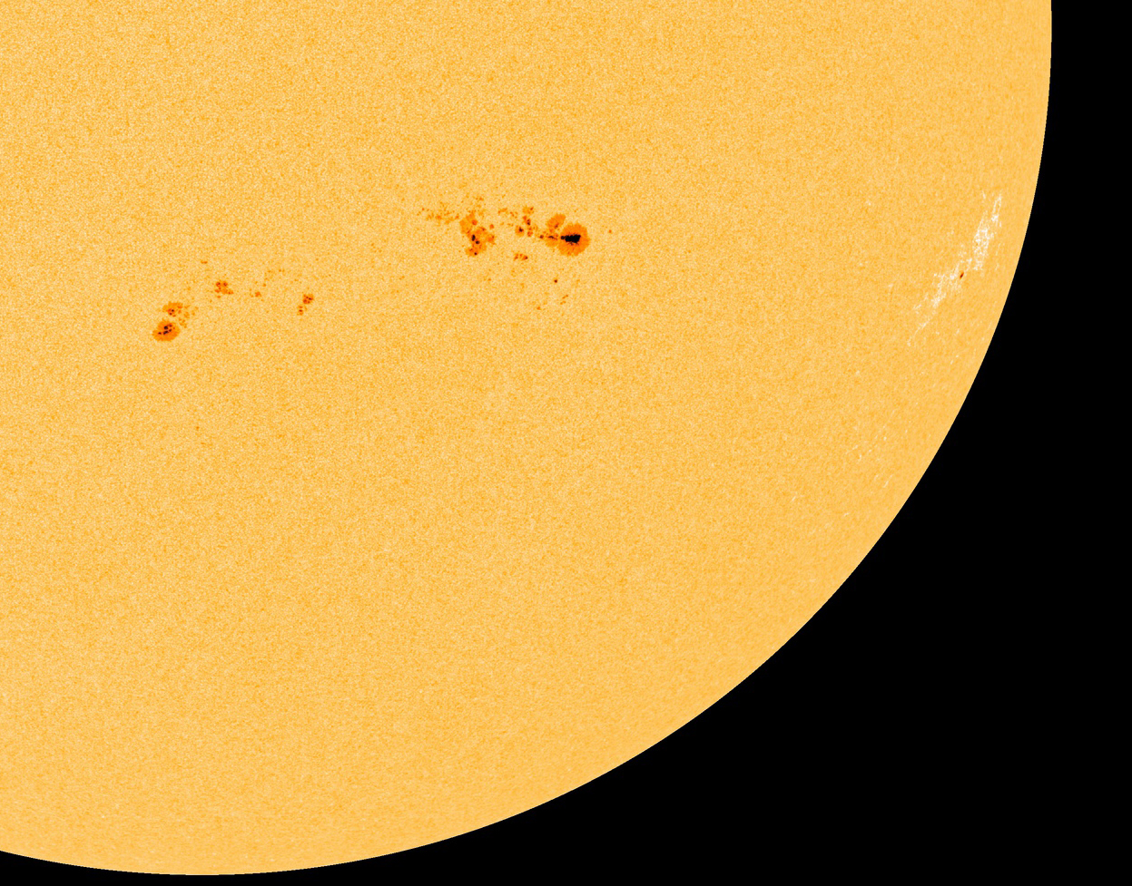 Huge Sunspot Facing the Earth: Watch It Live Today